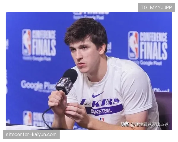 76人半场进攻节奏控制得当 格莱姆斯无球跑动创造空位投篮机会